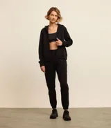 Pantalón de jogging negro de algodón y poliéster, con cintura elástica, bolsillos laterales y corte deportivo.