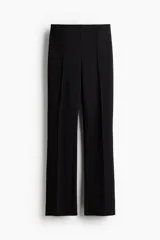 Pantalón de vestir negro de punto, de tiro alto con elástico oculto en la cintura y piernas rectas con pliegues cosidos adelante.