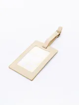 Identificador de maleta rectangular con estampado de manchas de leopardo color lila y corazones blancos. Correa de ajuste color beige con hebilla plateada.