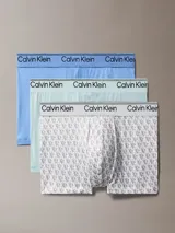 Pack de tres bóxer brief Calvin Klein, uno celeste liso, uno verde agua liso y uno gris con estampado del logo de la marca.