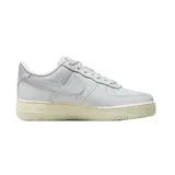 Zapatillas urbanas Nike Air Force 1 color gris claro con suela color crema.