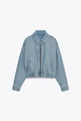 Cazadora bomber de denim celeste, con cuello solapa, manga larga con puños, bolsillos delanteros, efecto lavado, bajo con elástico y cierre frontal con cremallera metálica.