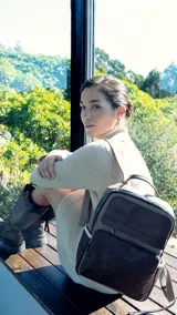 Mochila combinada en símil cuero y canvas color beige con detalles en marrón. Tiene doble bolsillo frontal, asa de mano y correas regulables. El interior es espacioso y cuenta con dos bolsillos con cierre y un bolsillo abierto con división para celular.