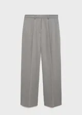 Pantalón de vestir gris con trabillas, tiro medio, bolsillos laterales, cierre oculto de botón, gancho y cremallera, diseño recto, pinzas, diseño largo y bolsillo de ribete en la parte posterior.