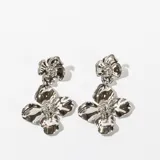 Aros colgantes plateados con forma de flor doble.