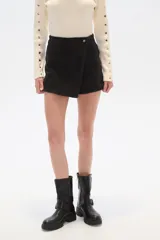 Short negro de jean con corte evasé y cintura alta.