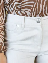 Pantalón de gabardina elastizada color marrón claro, marca Zac & Rachel, corte slim, con pretina con pasadores, botón y cierre. Delantera con tres bolsillos y trasera con bolsillos ojal.