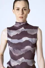 Top sin mangas de tejido plisado con cuello alto y estampado abstracto en tonos marrones y grises.