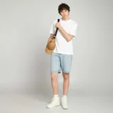 Bermudas de jean celeste con efecto desgastado y roturas.
