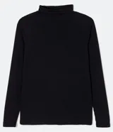 Blusa negra de cuello alto y manga larga.