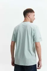 Remera azul marino de algodón con cuello redondo y logo estampado en el pecho.