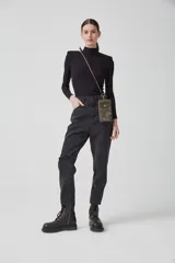 Jeans boyfriend negro con lavado stone wash, tiro alto, rotura en la rodilla y bota desflecada.