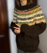 Sweater de lana merino con cuello redondo y diseño con motivos geométricos en tonos azul, marrón, naranja, verde y beige.