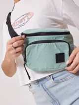 Riñonera negra de nylon arrugado con dos compartimentos con cierre y logo de la marca en relieve.