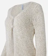 Cardigan color crema confeccionado en tejido de punto con algodón BCI más sostenible. Tiene cuello en V, manga larga y cierre frontal con dos botones.