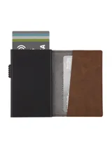 Billetera marrón de cuero sintético con ranuras para tarjetas. Cuenta con un mecanismo de expulsión automática de tarjetas y capacidad para 5 a 7 tarjetas.