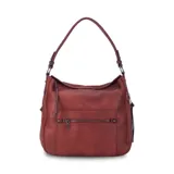Cartera negra de cuero sintético con apertura superior y cierre con solapa. Tiene un bolsillo frontal con broche magnético y cierre, dos bolsillos internos y un bolsillo divisor en el forro. Incluye bolsillos laterales con cierre y correa larga regulable.
