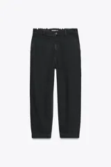 Pantalón de jean negro con efecto lavado, tiro alto, corte carrot fit, cintura elástica en la parte trasera, bolsillos delanteros y traseros, cierre frontal con cremallera y botón metálico.