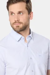 Camisa celeste a rayas verticales finas, de manga corta, con cuello abotonado, bolsillo en el pecho y logo bordado.