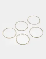 Set de diez pulseras elásticas plateadas.