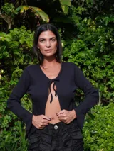 Saco color beige de tejido de punto con textura acanalada.