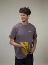 Remera azul con estampa en la espalda que incluye la palabra 'Malibu', una flor de hibisco y la frase 'Beach Bar, Summer Drinks & Fresh Sealt'.