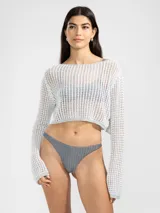 Sweater corto tejido en color plateado, de manga larga y escote amplio.