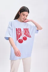 Remera celeste de corte amplio con estampado de cerezas rojas y texto "Red Cherry".