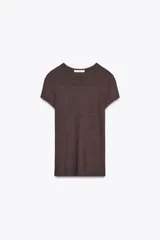 Camiseta rosa de viscosa, corte slim fit, cuello redondo y manga corta.