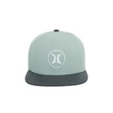 Gorra snapback de visera plana, color verde menta claro con paneles laterales perforados. El logo de Hurley se encuentra bordado en blanco en el frente. La visera y el botón superior son de color gris oscuro.