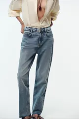Jeans tobilleros de tiro alto color celeste, corte recto y cinco bolsillos.