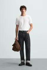 Camiseta marrón de corte slim fit, confeccionada en tejido de algodón con elasticidad, cuello redondo y manga corta.