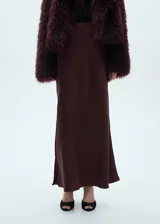 Falda maxi color borgoña de tejido satinado, tiro medio, goma elástica en la cintura y corte evasé.