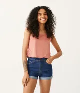 Musculosa negra de gamuza sintética con corte recto y cuello redondo.