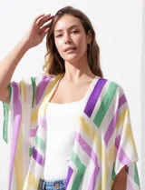 Kimono tejido con estampado de líneas en tonos pastel, mangas amplias estilo japonés y terminación con borlas.