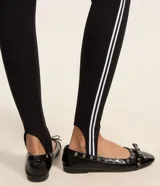 Pantalón legging negro de rib con cintura elástica y piecito.