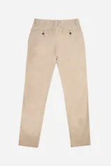Pantalón chino color beige, corte slim, con bolsillos laterales y traseros.