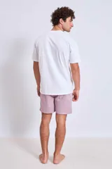 Short de baño celeste con cintura elástica y cordón ajustable.