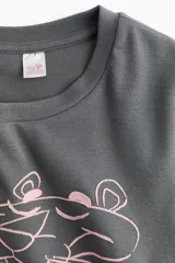 Remera gris de corte cropped con estampado de la Pantera Rosa en color rosa.