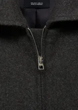 Chaqueta marrón con forro interior, cierre delantero con cremallera, dos bolsillos laterales, cuello camisero, diseño oversize y manga larga abotonada.