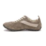 Zapato Caterpillar modelo Iris, color marrón topo, de gamuza con detalles de costuras y logo de la marca en el lateral.