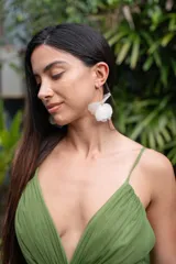 Aros colgantes con forma de escamas de pescado color blanco.