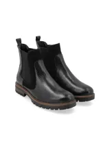 Botín de caña corta color negro, de origen europeo, con combinación de materiales: cuero croco, cuero snake y cuero nobuk. Presenta elásticos laterales al tono y forro de pelo sintético.
