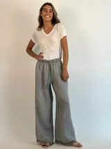Pantalón de lino color naranja, con cintura elástica y corte holgado.