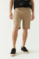 Bermuda clásica de jean con cinco bolsillos, cremallera y botón, diseño cómodo.