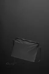 Bandolera negra de tejido técnico con correa ajustable, cierre con cremallera y detalle de texto y logo estampados.
