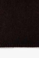 Bufanda rectangular color negro.