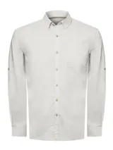 Camisa de manga larga color gris claro, confeccionada en popelina de algodón orgánico. Tiene cuello abotonado, cierre frontal con botones de madera, bolsillo en el pecho con logo bordado y mangas ajustables con botón. Cuenta con protección UPF +20.