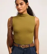 Blusa sin mangas en viscosa color blanco, con cuello alto y textura acanalada.