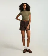 Blusa corta de rib color rosado, con cuello alto y mangas cortas.